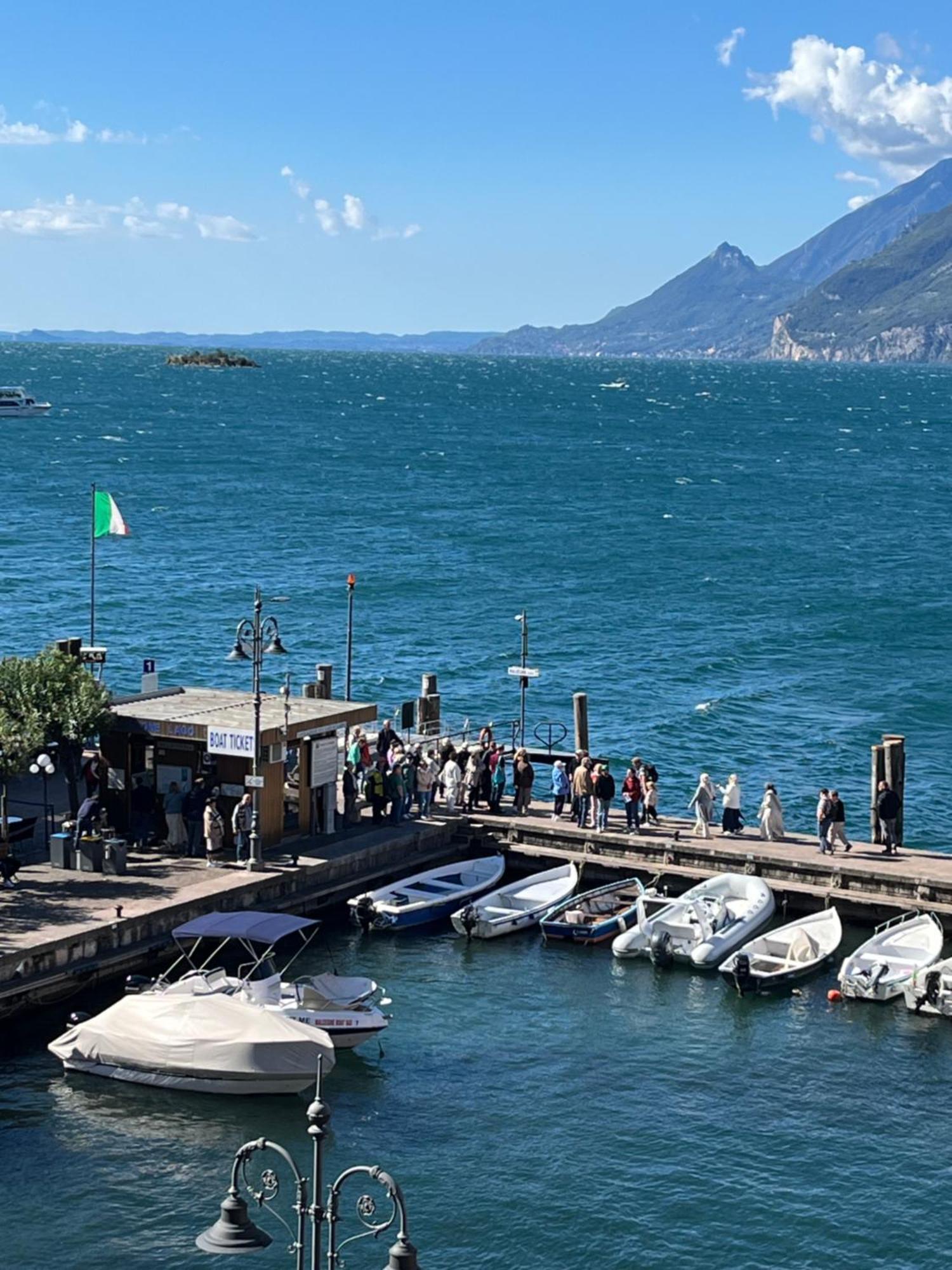 Charmante Apartament Lake Front Malcesine Esterno foto